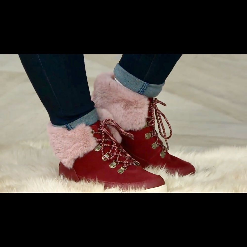 Koolaburra by UGG Tynlee Lace Up Suede Boot Size 7 Faux Fur Pre Owned